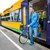 Ein Mann steigt mit Fahrrad auf dem Zug