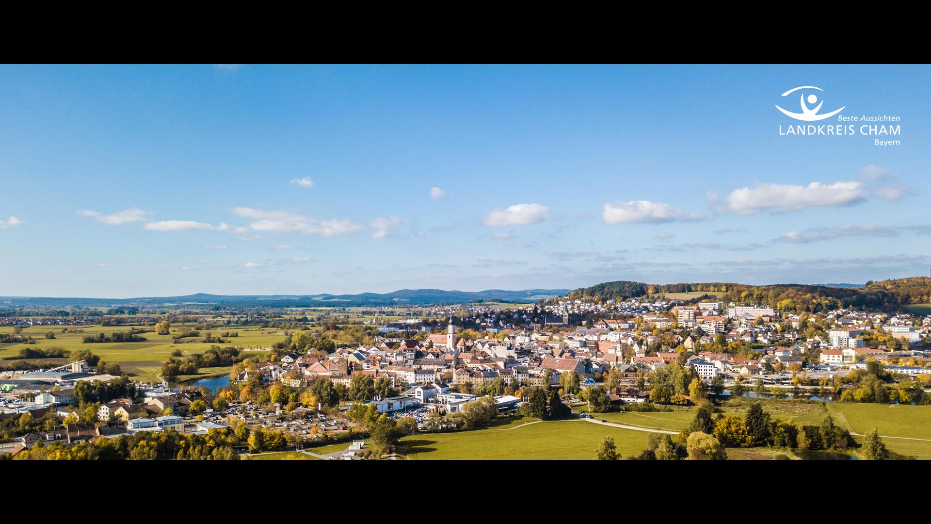 Panoramabild der Stadt Cham mit Landkreislogo