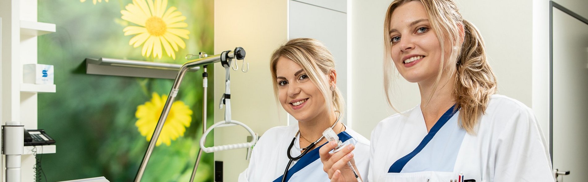Medizinisches Fachperonal - zwei freundlich lächelnde Frauen