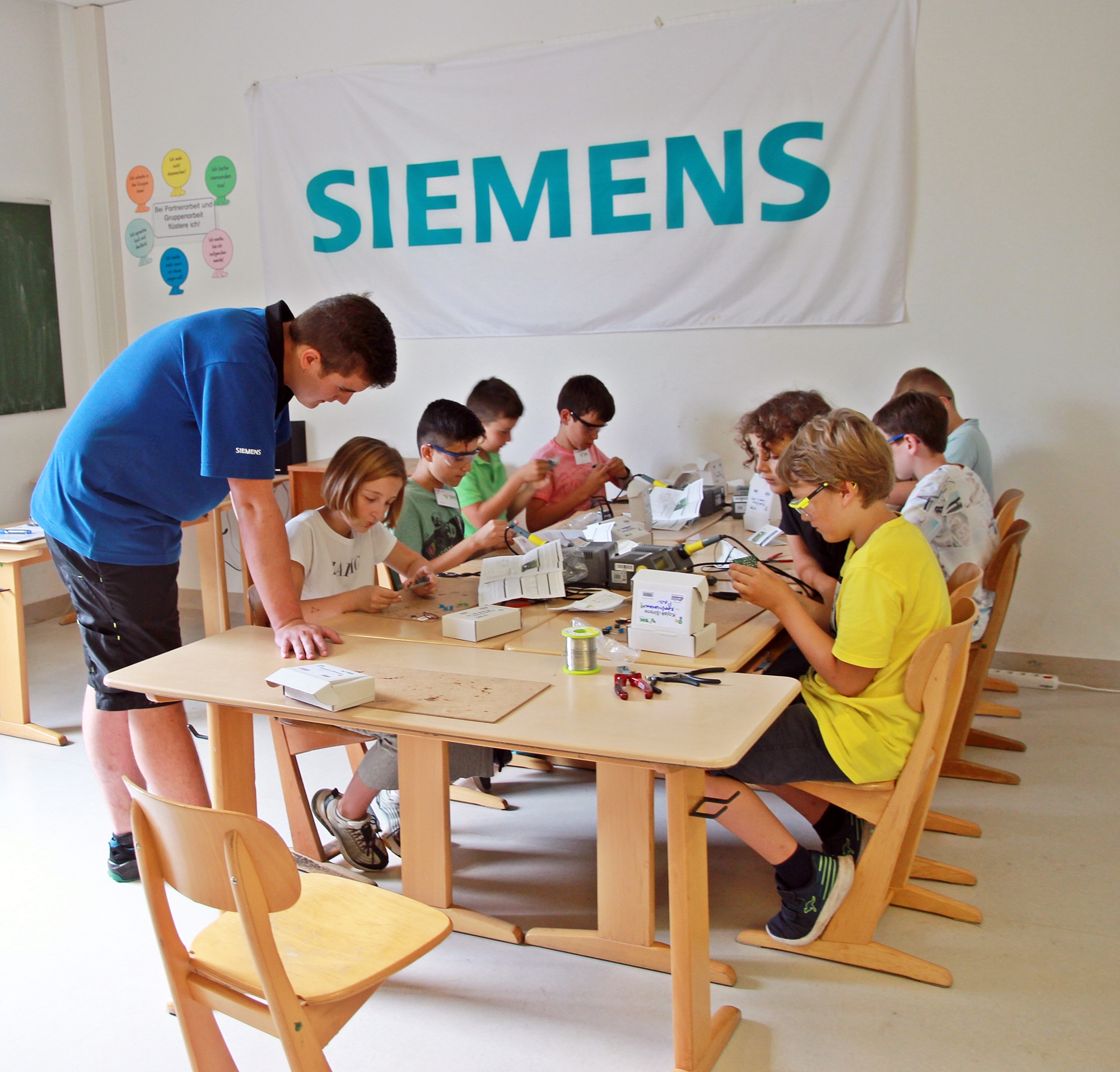 Kindergruppe am Technik Workshop der Firma Siemens