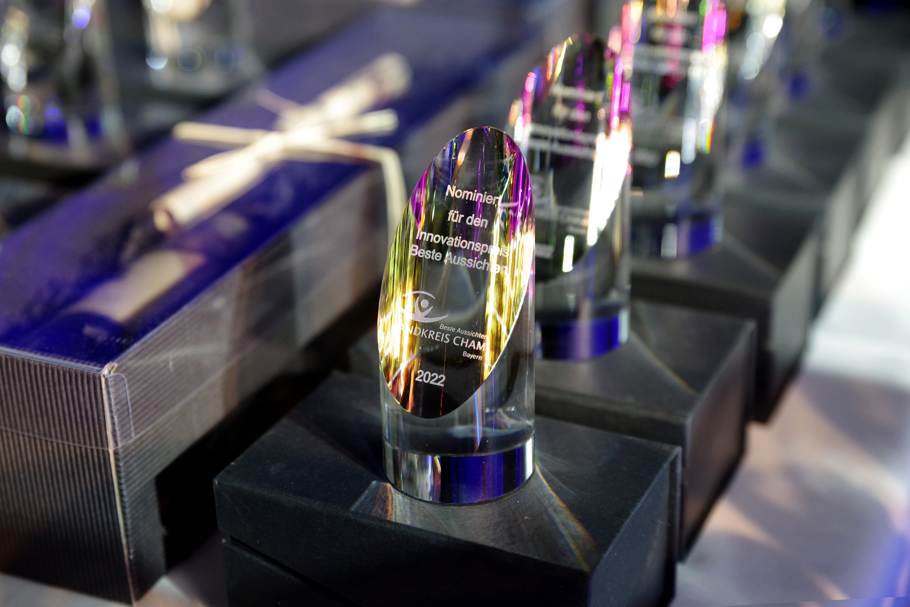 Gläserne Pokale für Nominierte des Innovationspreises