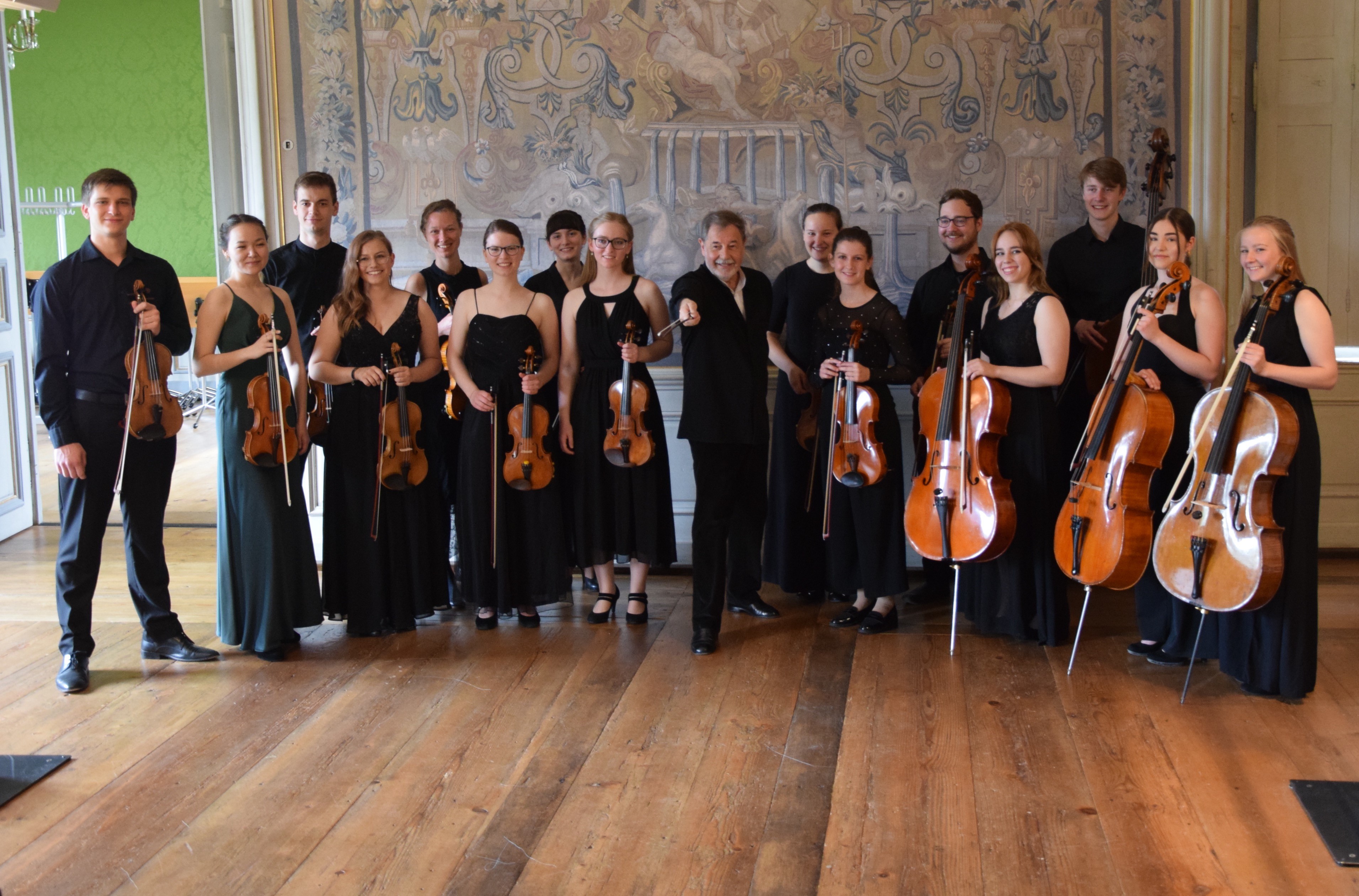 Das junge Kammerorchester Ostbayern mit ihren Instrumenten