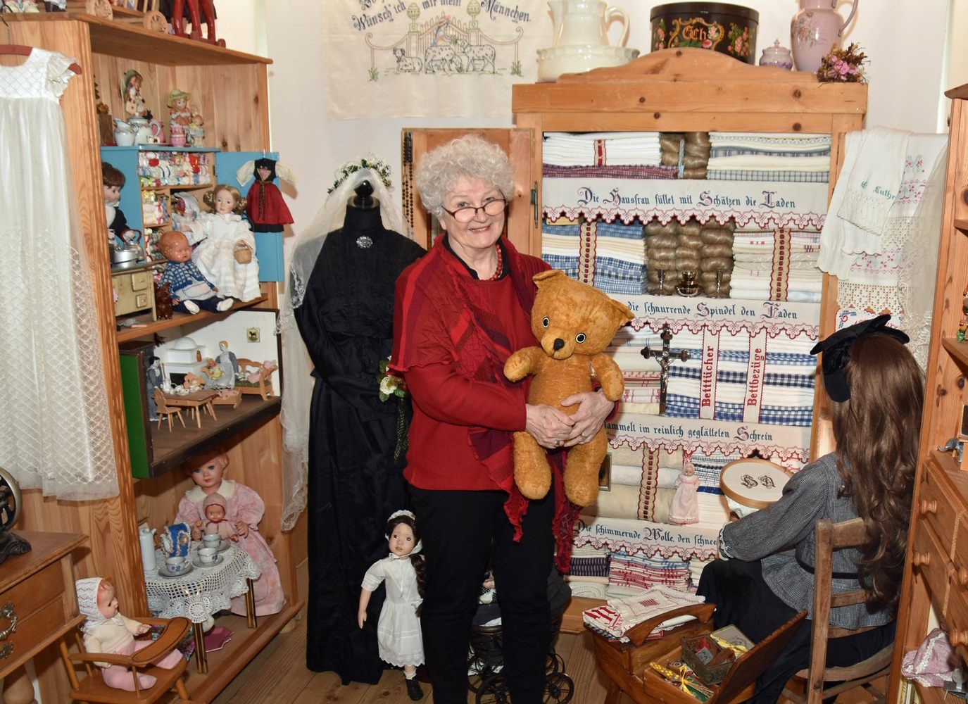 Museum FrauenFleiss, Spielzeugausstellung, Gudrun Linn mit Teddy