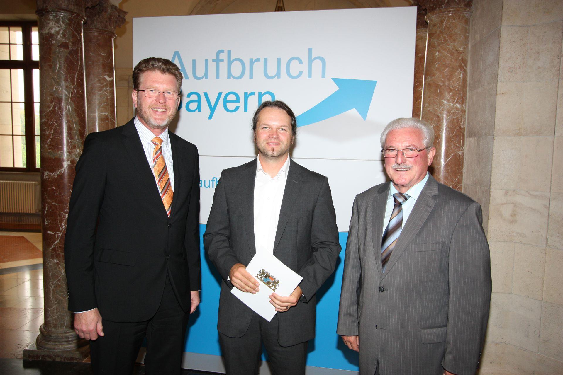 Staatsminister Dr. Huber zeichnet Dr. Huber mit Sonderpreis aus