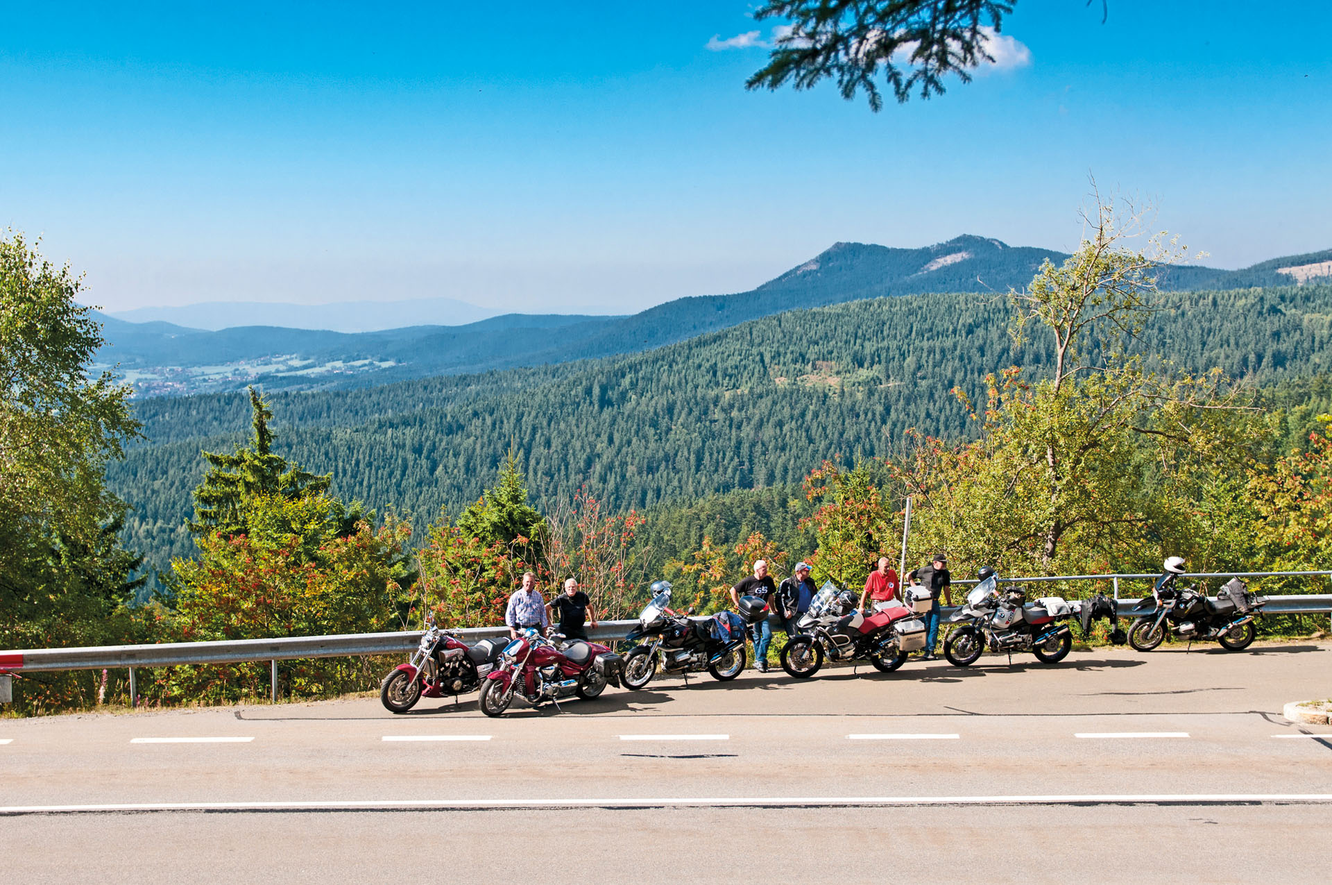 Motorradfahrergruppe auf dem Parkplatz Hindenburgkanzel vor dem Osser