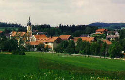 harmonisch in die Landschaft eingebetteter Ort