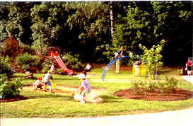 Bepflanzter Kinderspielplatz