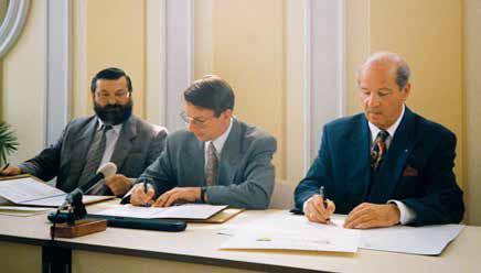 Unterzeichnung der Partnerschaftsurkunde am 25.06.1992 (v.l. Kurt Lindner, damal. Vorsitzender des Kreistages Bautzen, Volker Ebermann, damal. Landrat Bautzen und Ernst Girmindl, damal. Landrat Cham) Die Partnerschaftsurkunde wird unterzeichnet