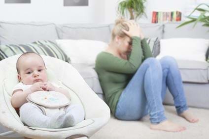 Links ist ein trauriges Baby und rechts leicht unscharf im Hintergrund die verzweifelte Mutter abgebildet.