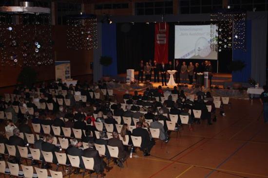 Die festlich geschmückte Gemeindehalle in Wald