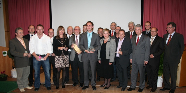 Alle Nominierten für den Innovationspreis 2009 mit den Vertretern der Jury