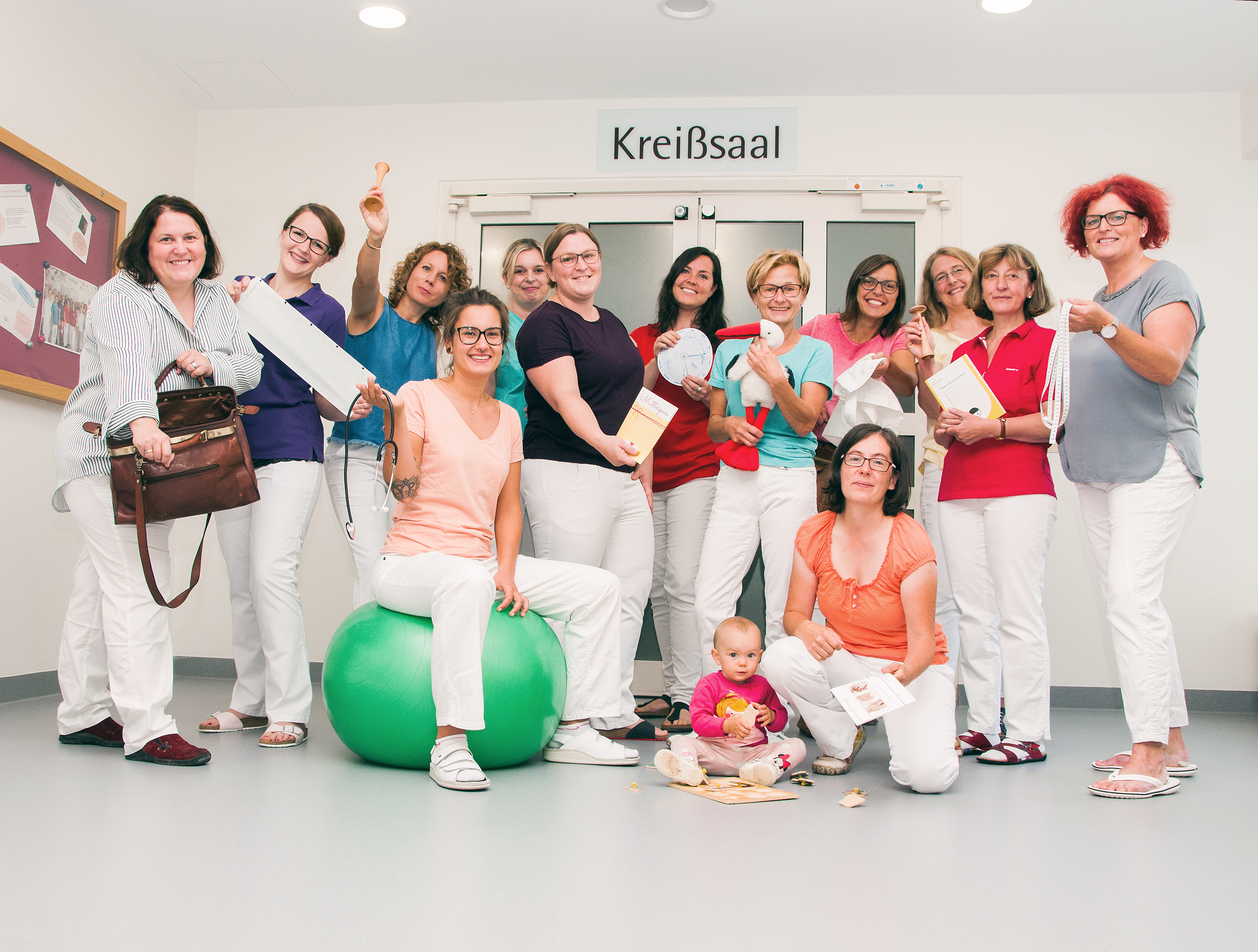 Gruppenbild Hebammen vor dem Kreißsaal