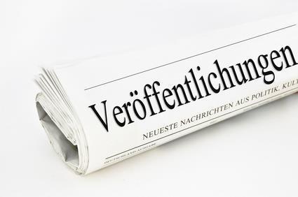 zusammengerollte Zeitung mit Schlagzeile: Veröffentlichungen