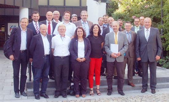 Gruppenbild aller Beteiligten am Plenum vor dem Landratsamt