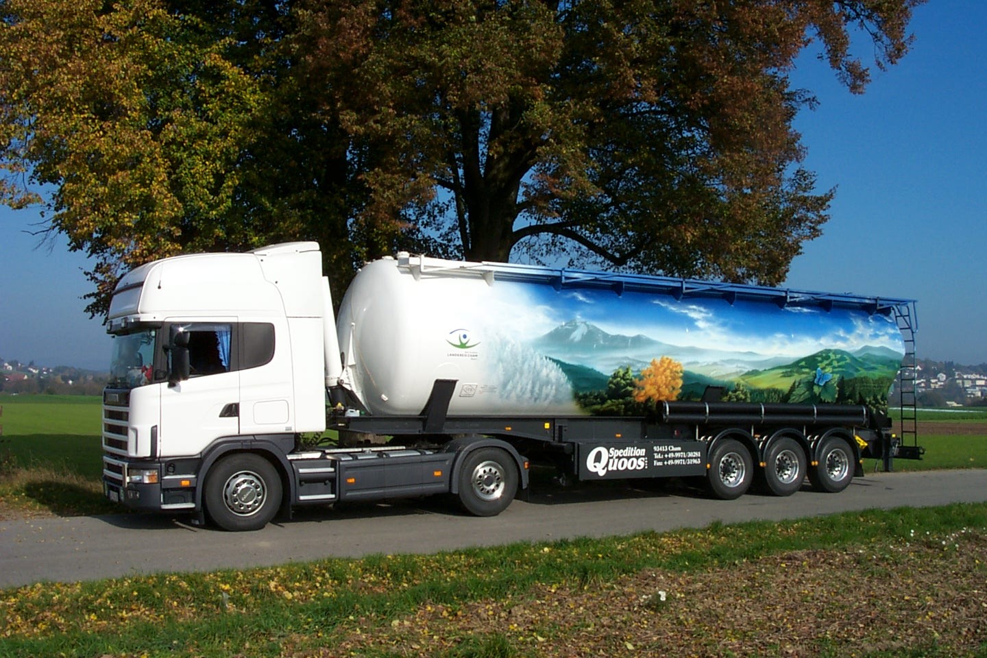 Kunstvoll bemalter LKW mit Landkreis Logo