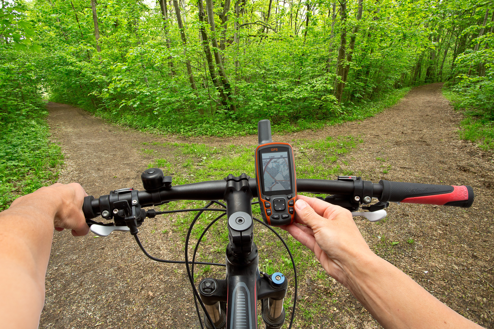 Navigationsgerät weist einem Radfahrer den richtigen Weg