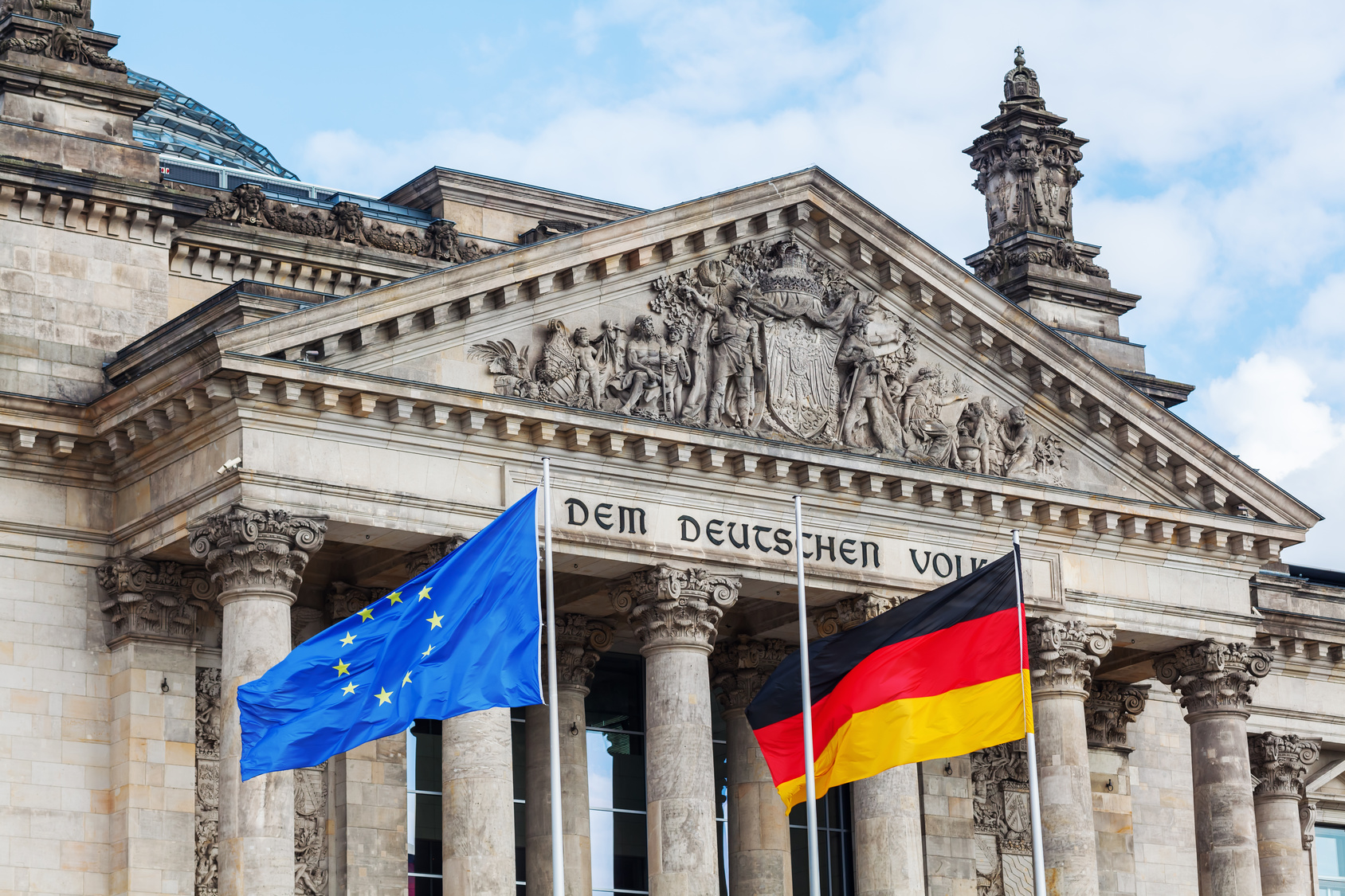 Der Reichstag in Berlin mit wehenden Flaggen