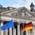 Der Reichstag in Berlin mit wehenden Flaggen