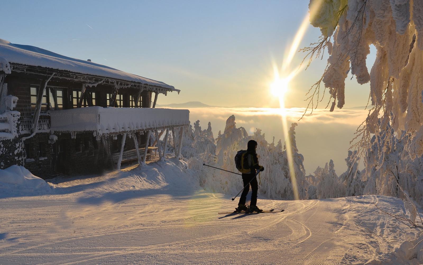 Skifahrer am Berghaus Hoher Bogen in der Morgensonne