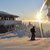 Skifahrer am Berghaus Hoher Bogen in der Morgensonne