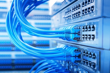 Netzwerk-Switch und Ethernet-Kabel