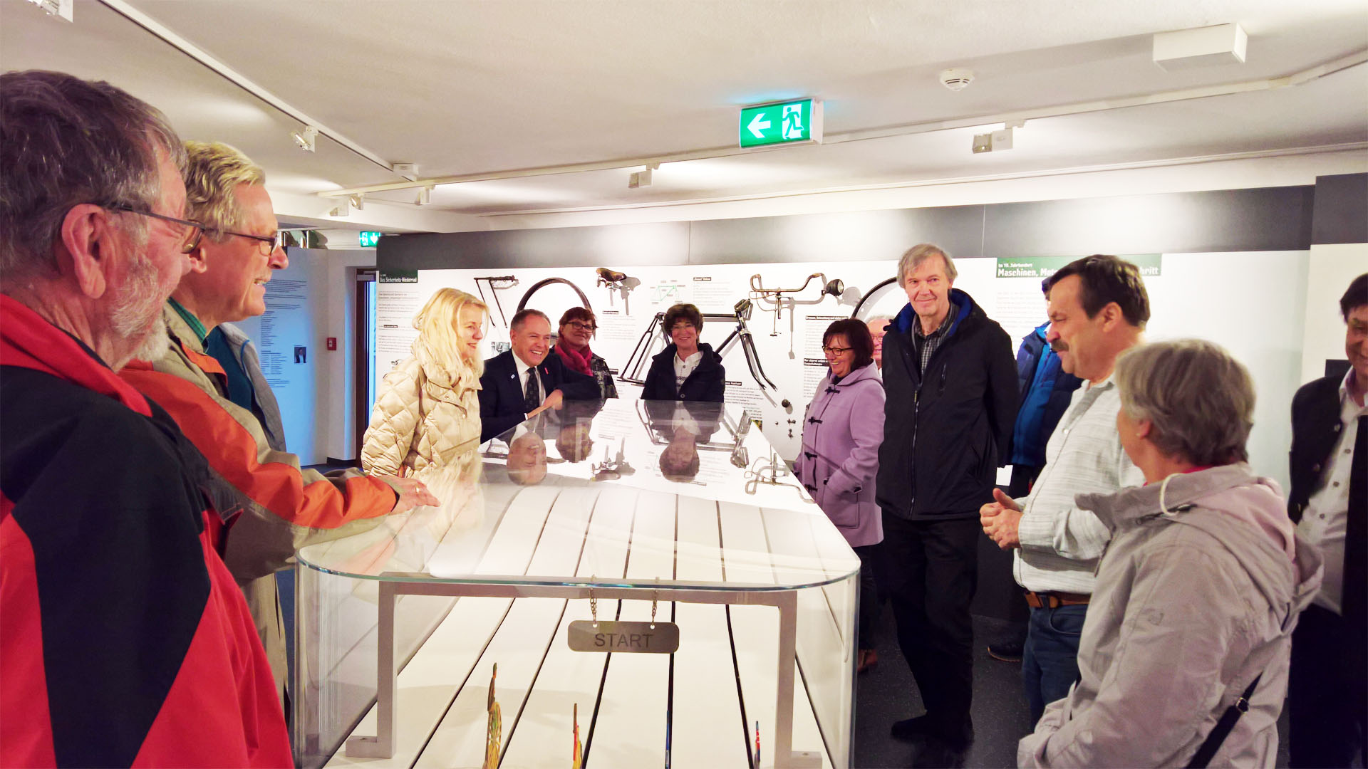 Botschaftergruppe beim Besuch des Fahrradmuseums Arnschwang
