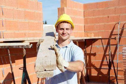 Fröhlicher Bauarbeiter bei der Arbeit