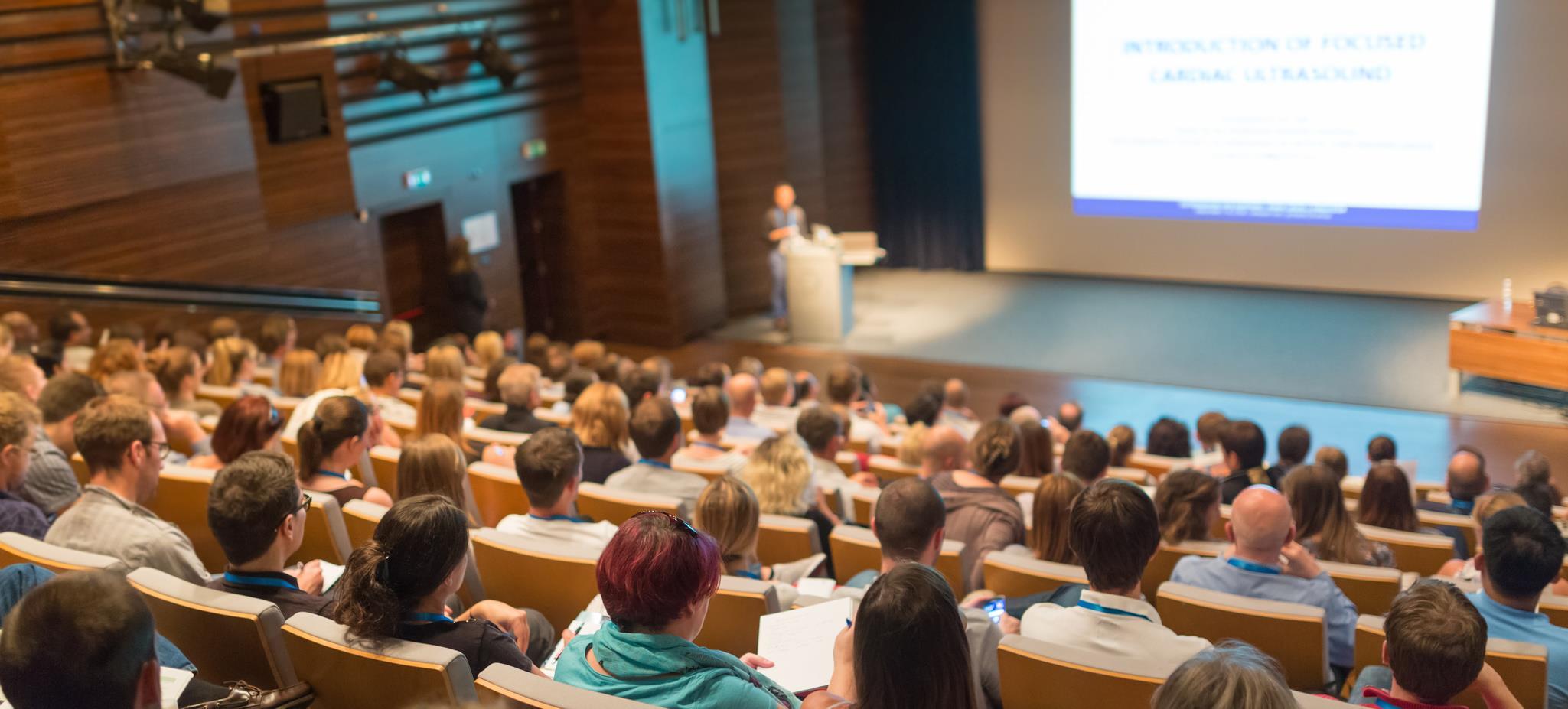 Studenten im Hörsaal nehmen an einer wissenschaftlichen Konferenz teil