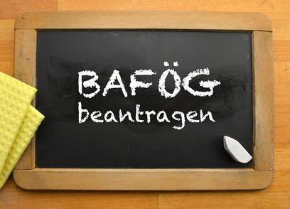 Kreideschrift auf Schiefertafel: BAFÖG beantragen