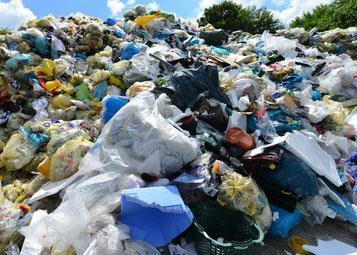 Mülldeponie: ein Berg voller gefüllter Plastiksäcke