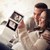Junges schwangeres Paar schaut sich Ultraschallbild an