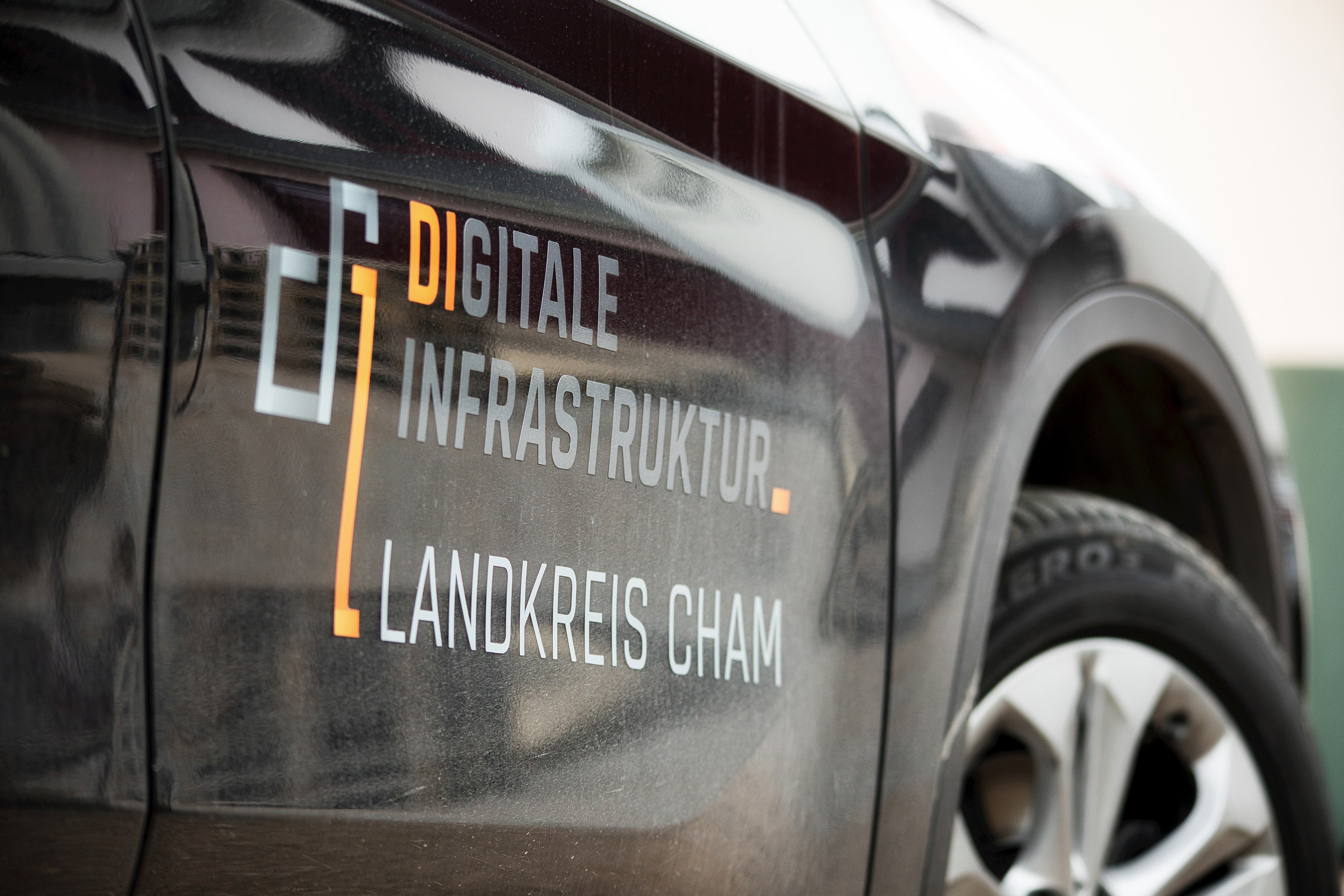 Logo der Digitalen Infrastruktur auf einer Autotür
