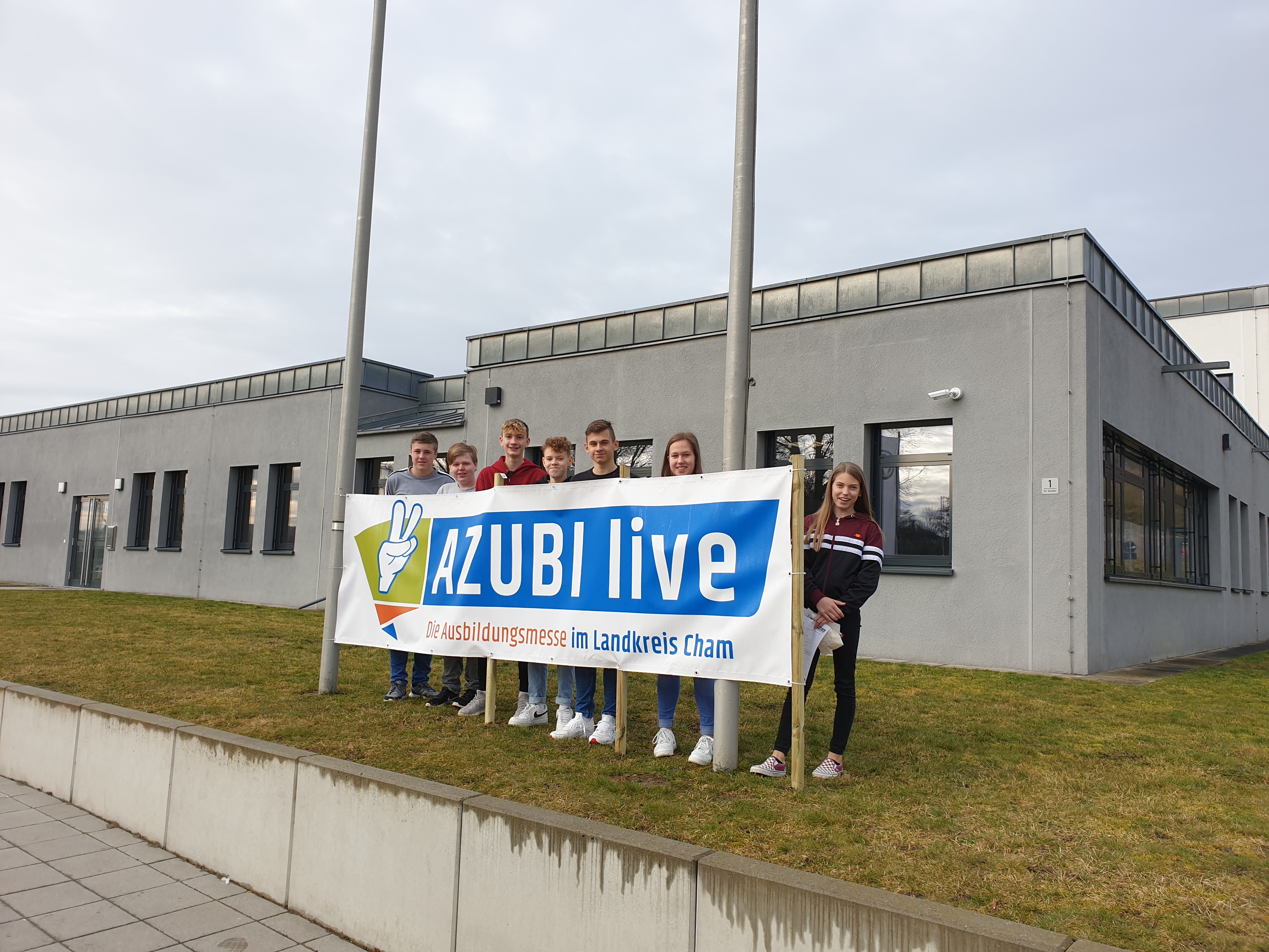 Messebanner Azubi Live mit einer Gruppe Schülern