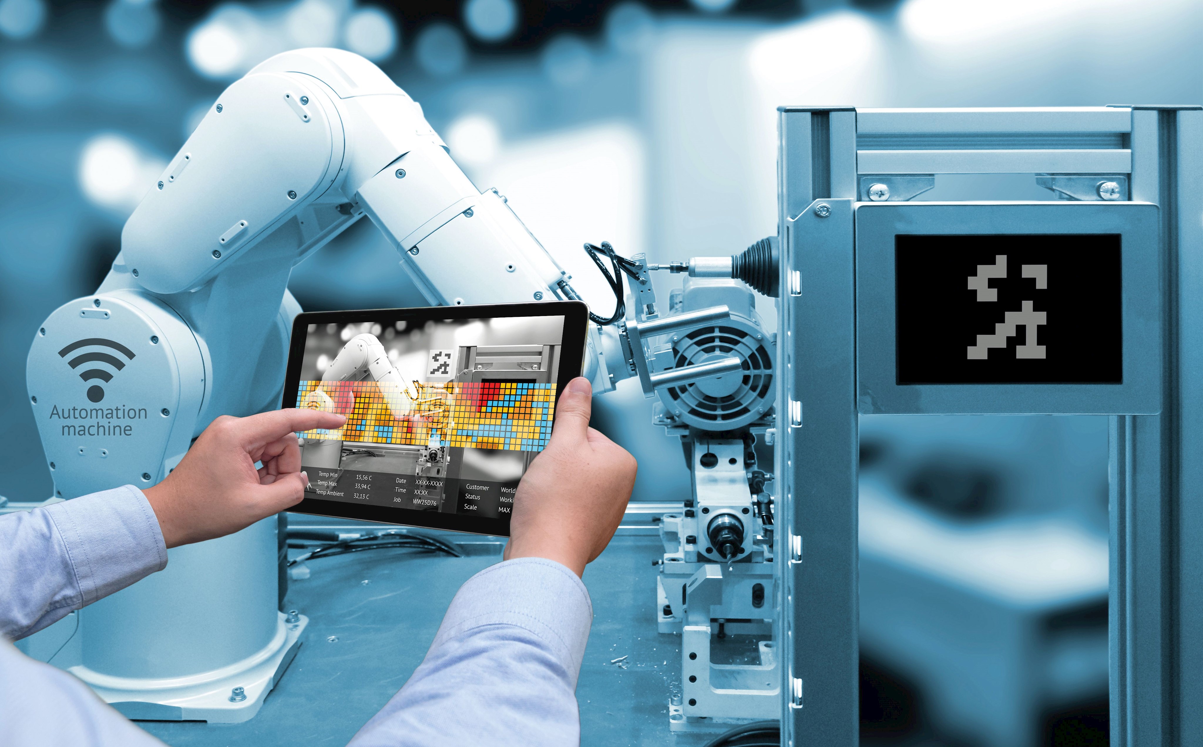 Techniker steuer Industrieroboter mit einem Tablet