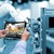 Techniker steuer Industrieroboter mit einem Tablet