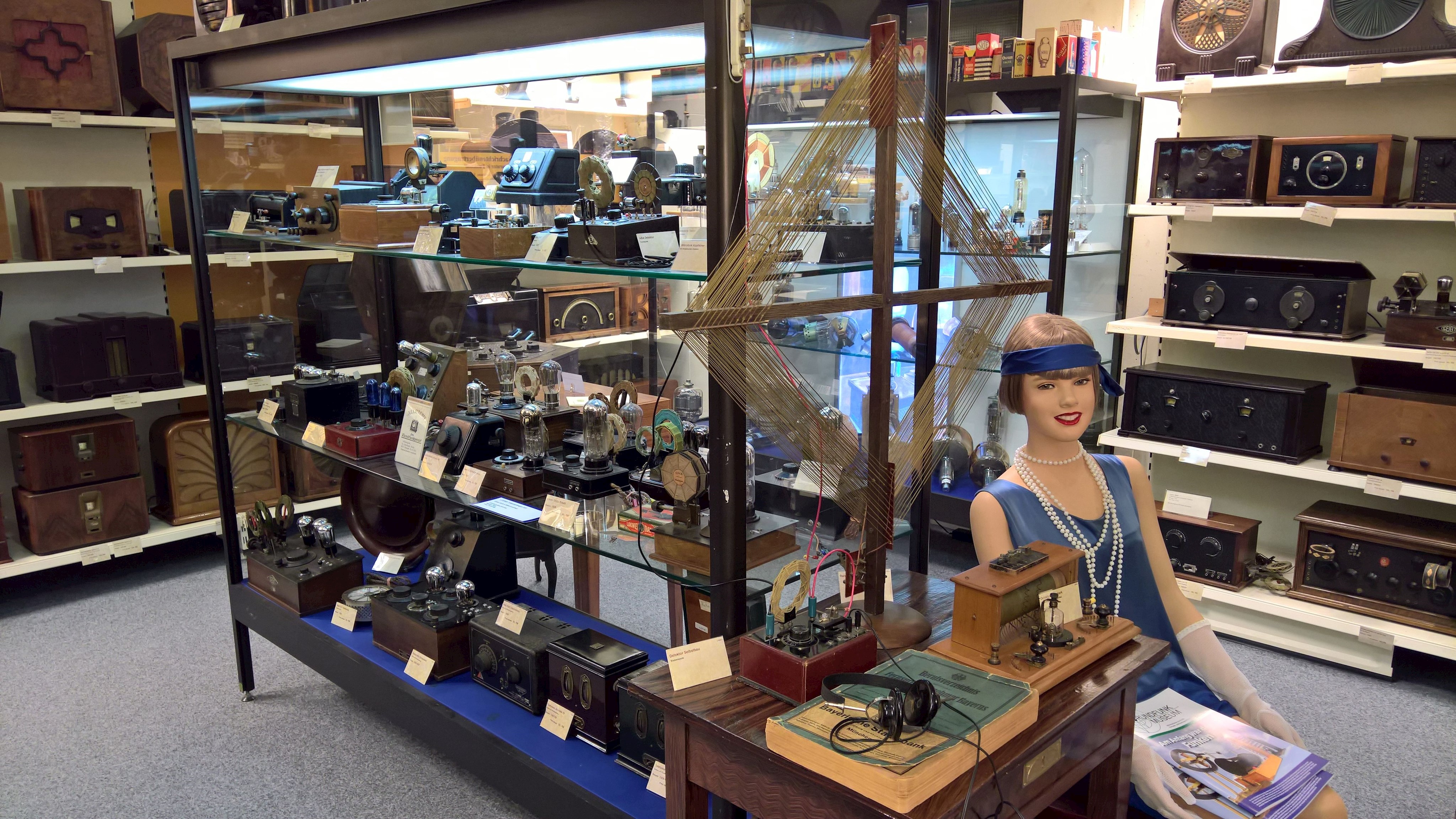 Rundfunkmuseum Rundgang Rundfunkempfänger Exponate der 1920er und 30er Jahre