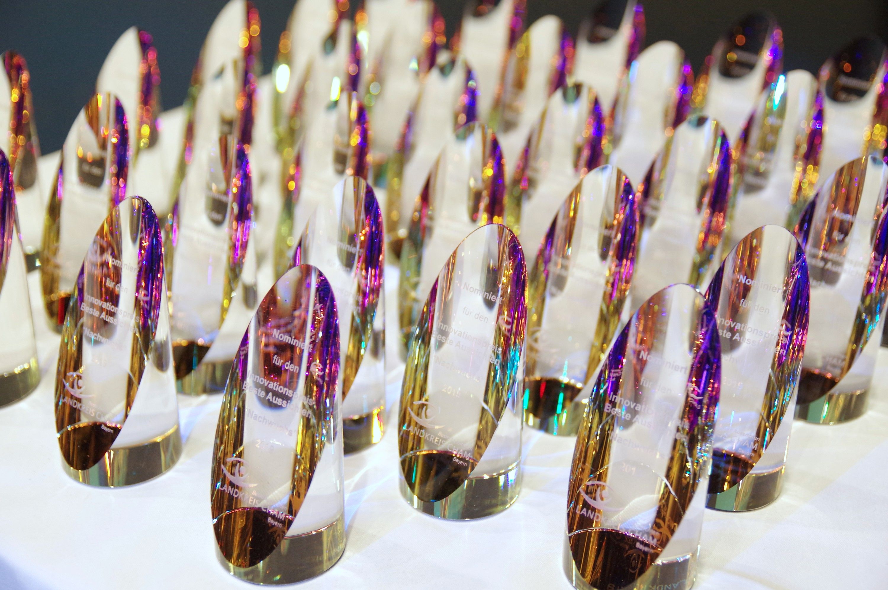 Gläserne Pokale für Nominierte des Innovationspreises