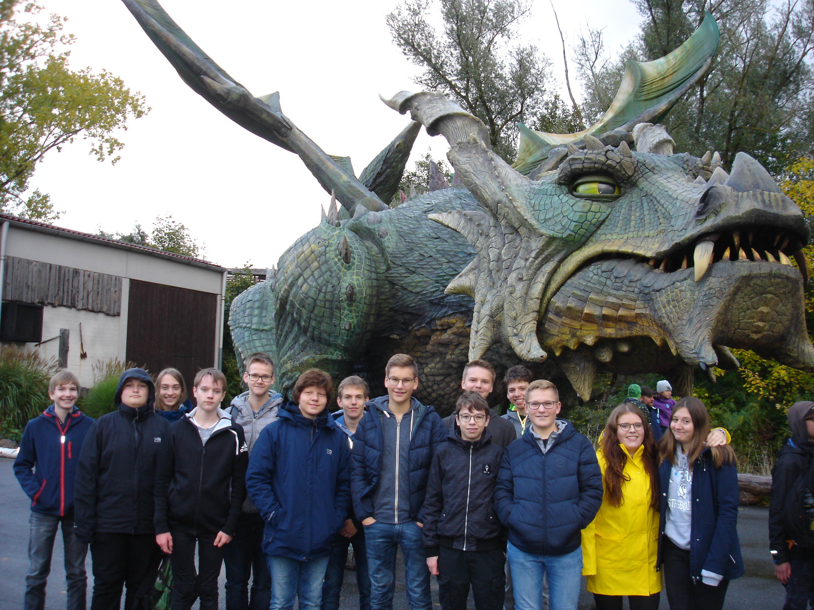 Der größte Schreitroboter der Welt, der Further Drache Schülergruppe vor dem Further Drachen