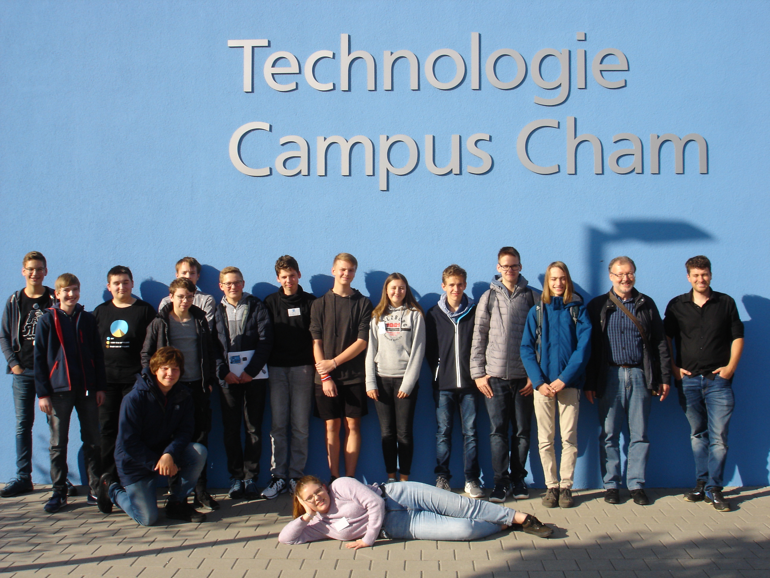 Schülergruppe vor dem Technologiecampus