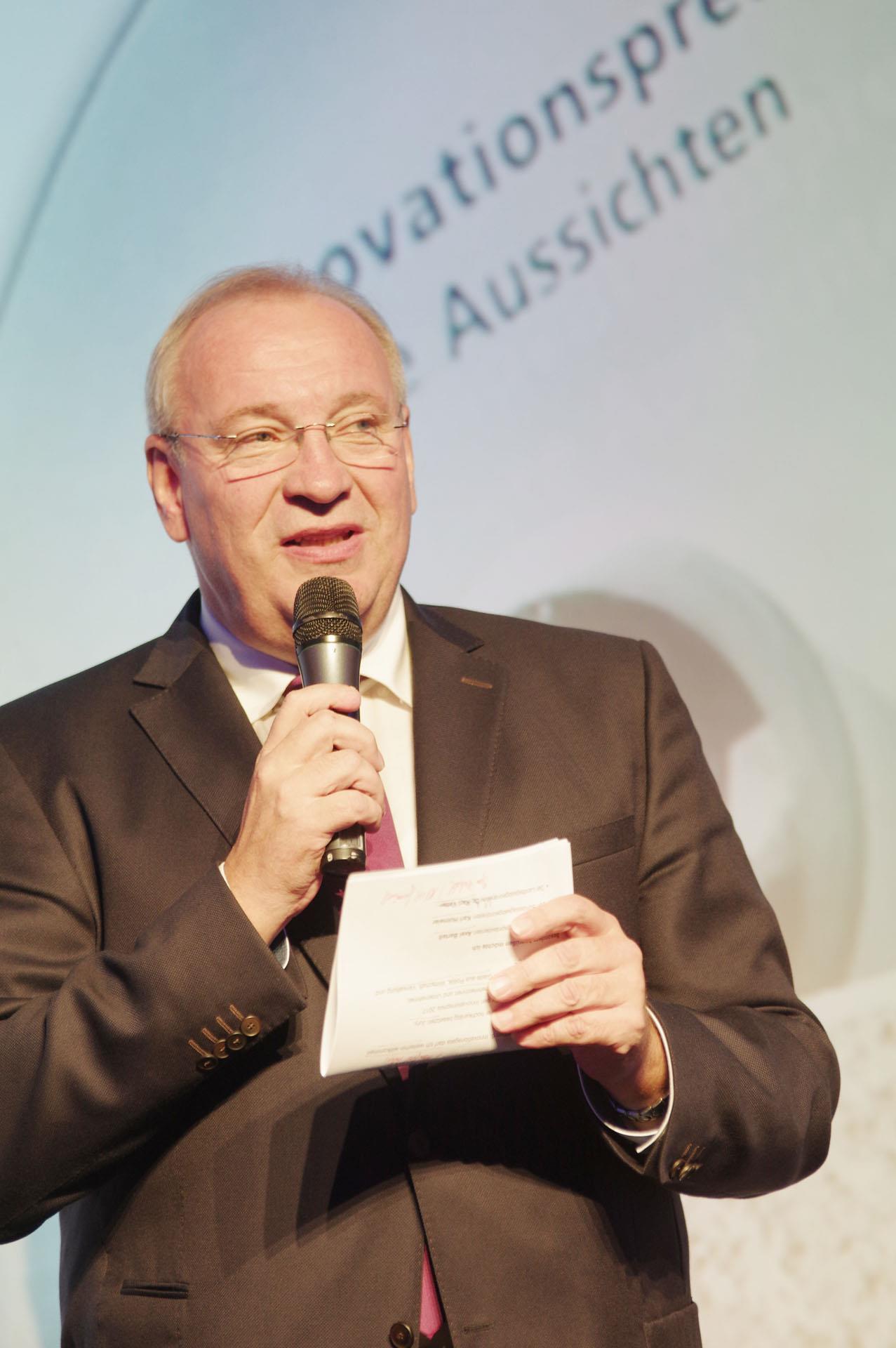 Landrat Löffler hält die Begrüßungsrede