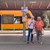 Zwei Rentnerinnen informieren sich über den Rufbus an der Haltestelle