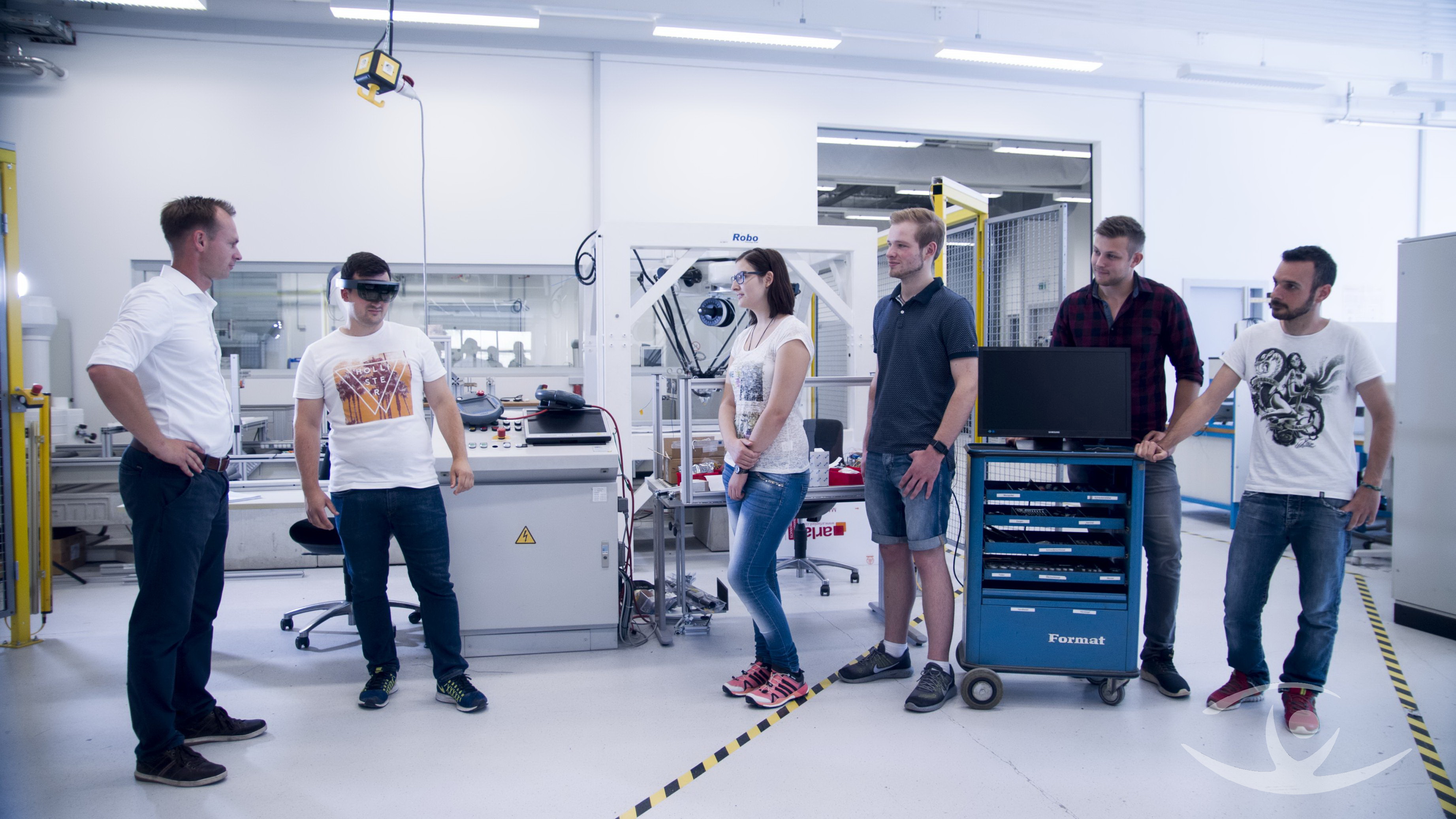 Studenten arbeiten VR gestützt an einer Roboterzone