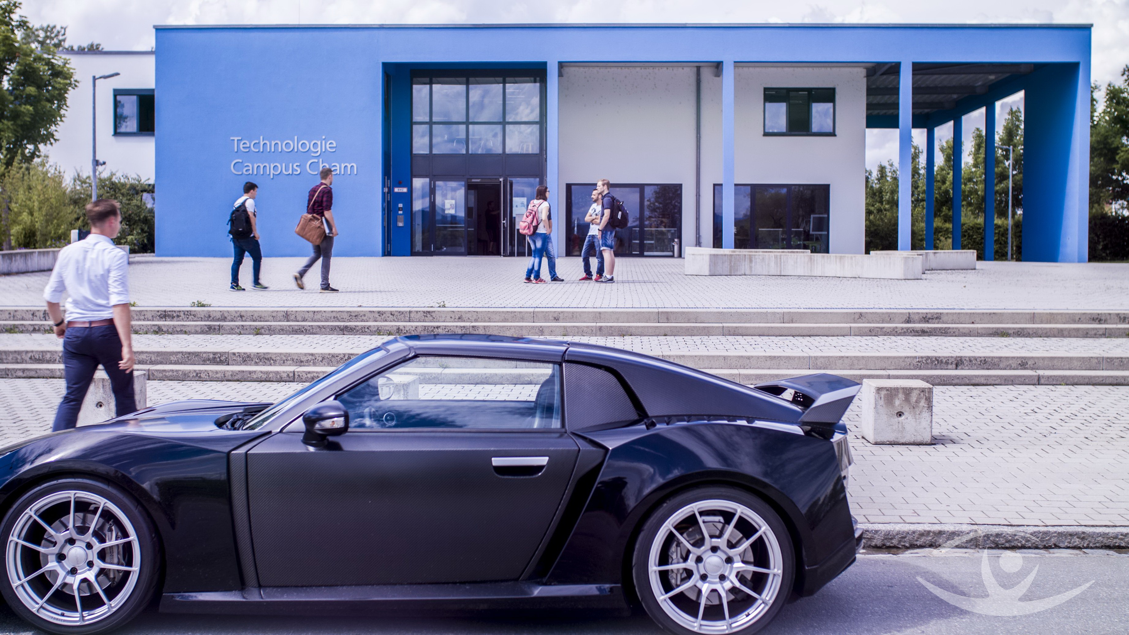 Roding Roadster steht vor dem Technologiecampus Cham