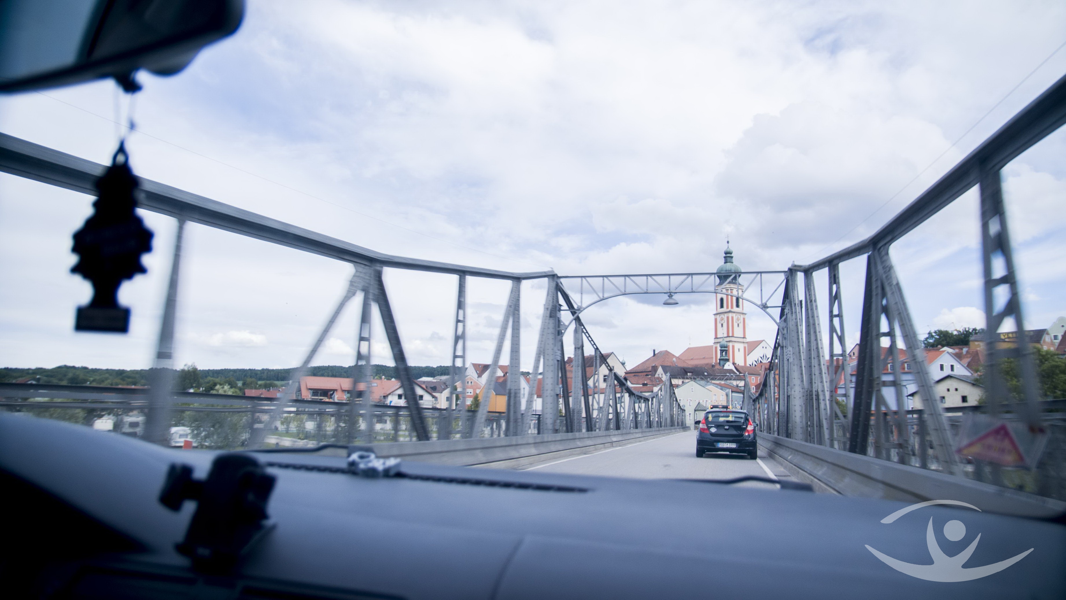 Blick aus einem Auto auf der Rodinger Brücke auf die Stadt