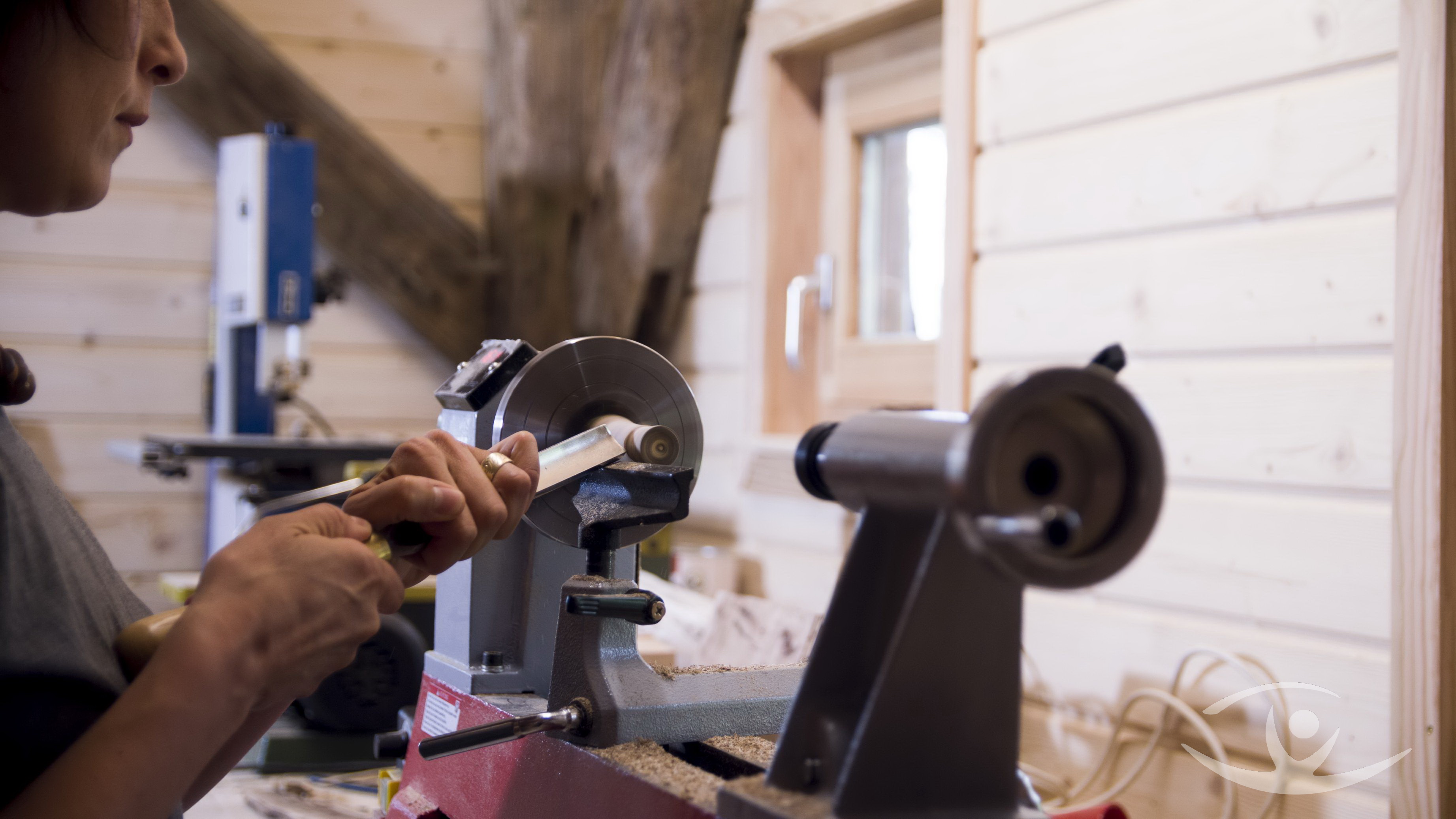 Frau arbeitet an einer Drechselmaschine