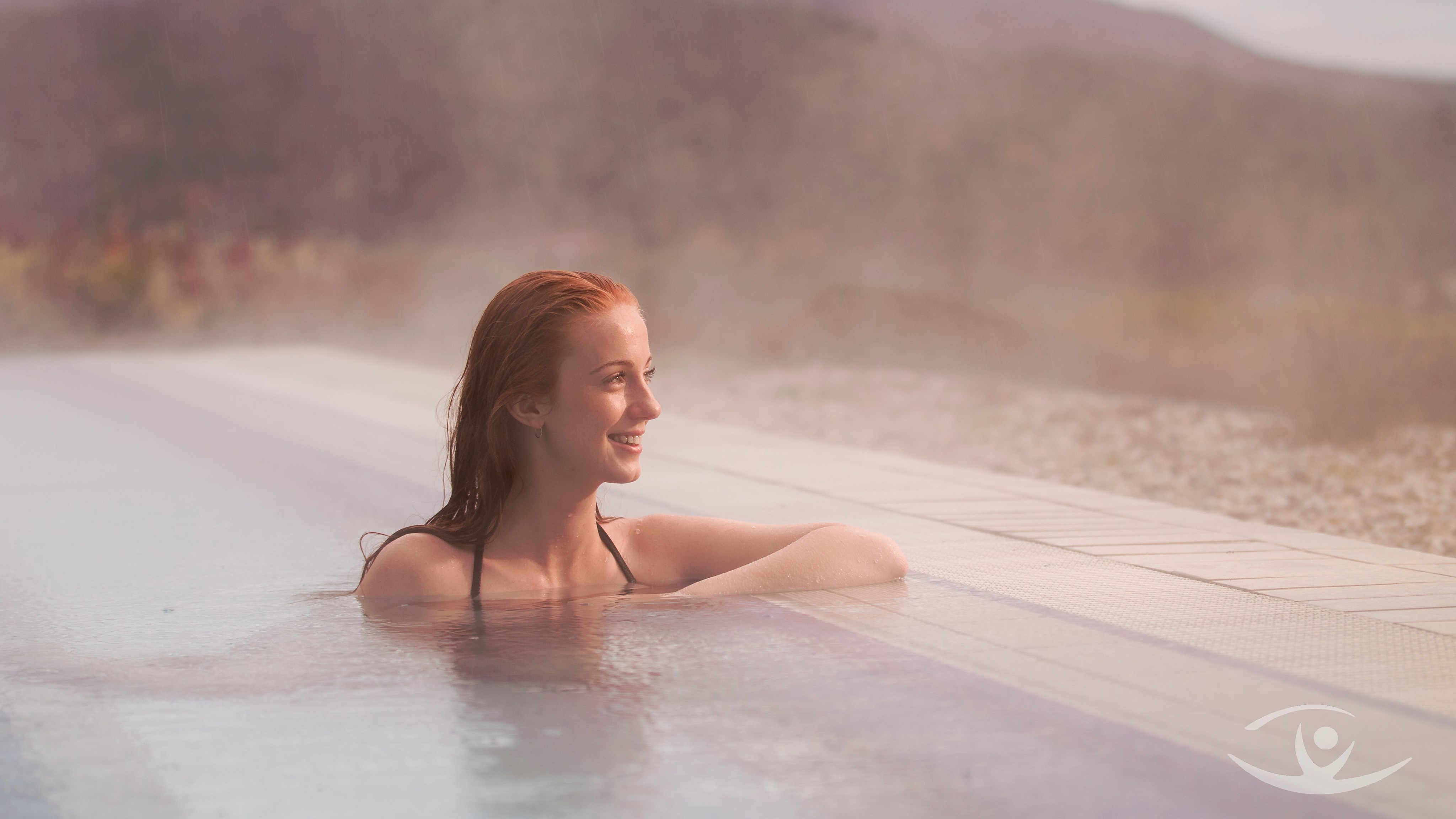 Frau im Außen-Wellnessbad