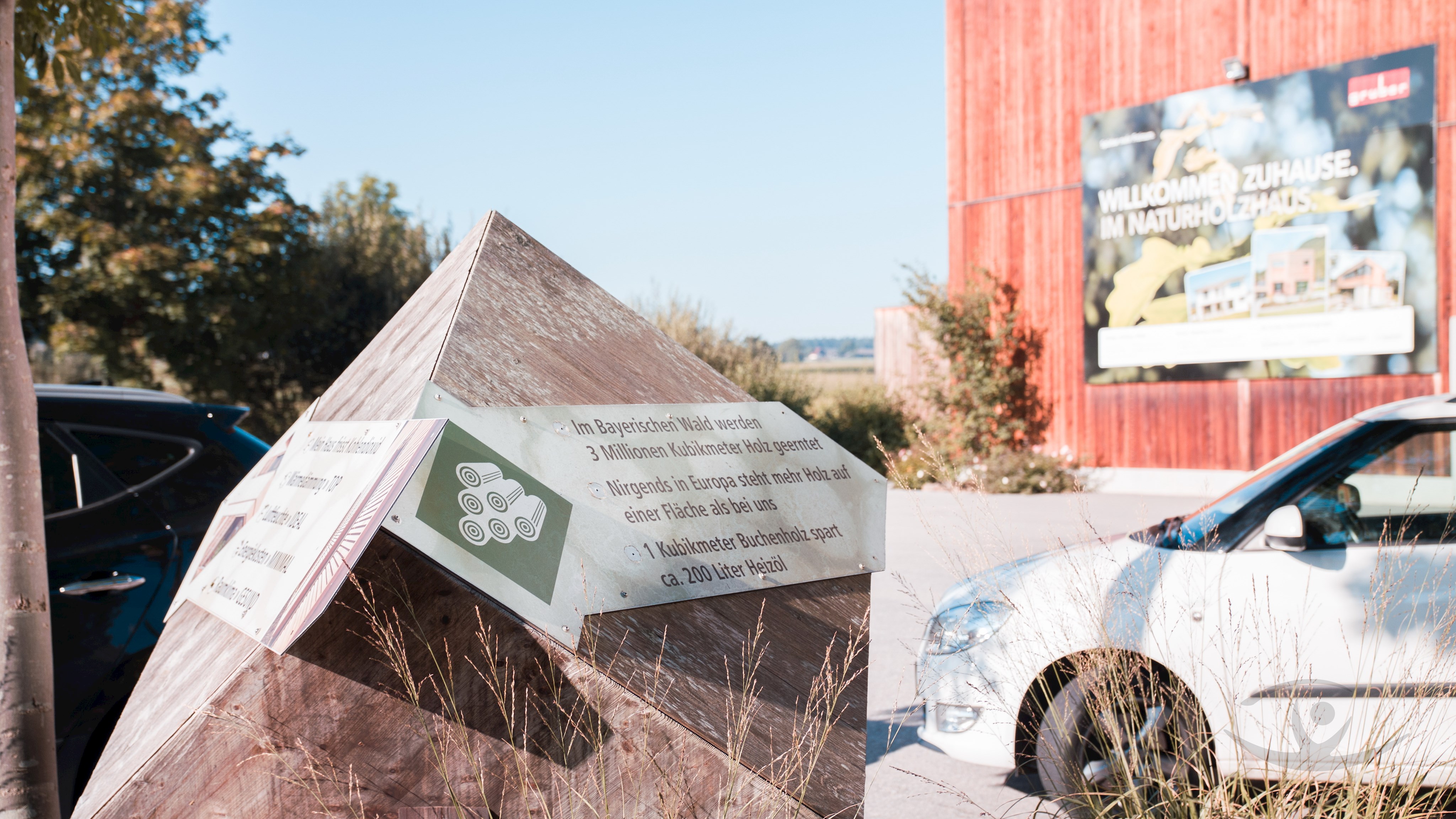 Infocubus im Außenbereich der Gruber Fertigungshalle