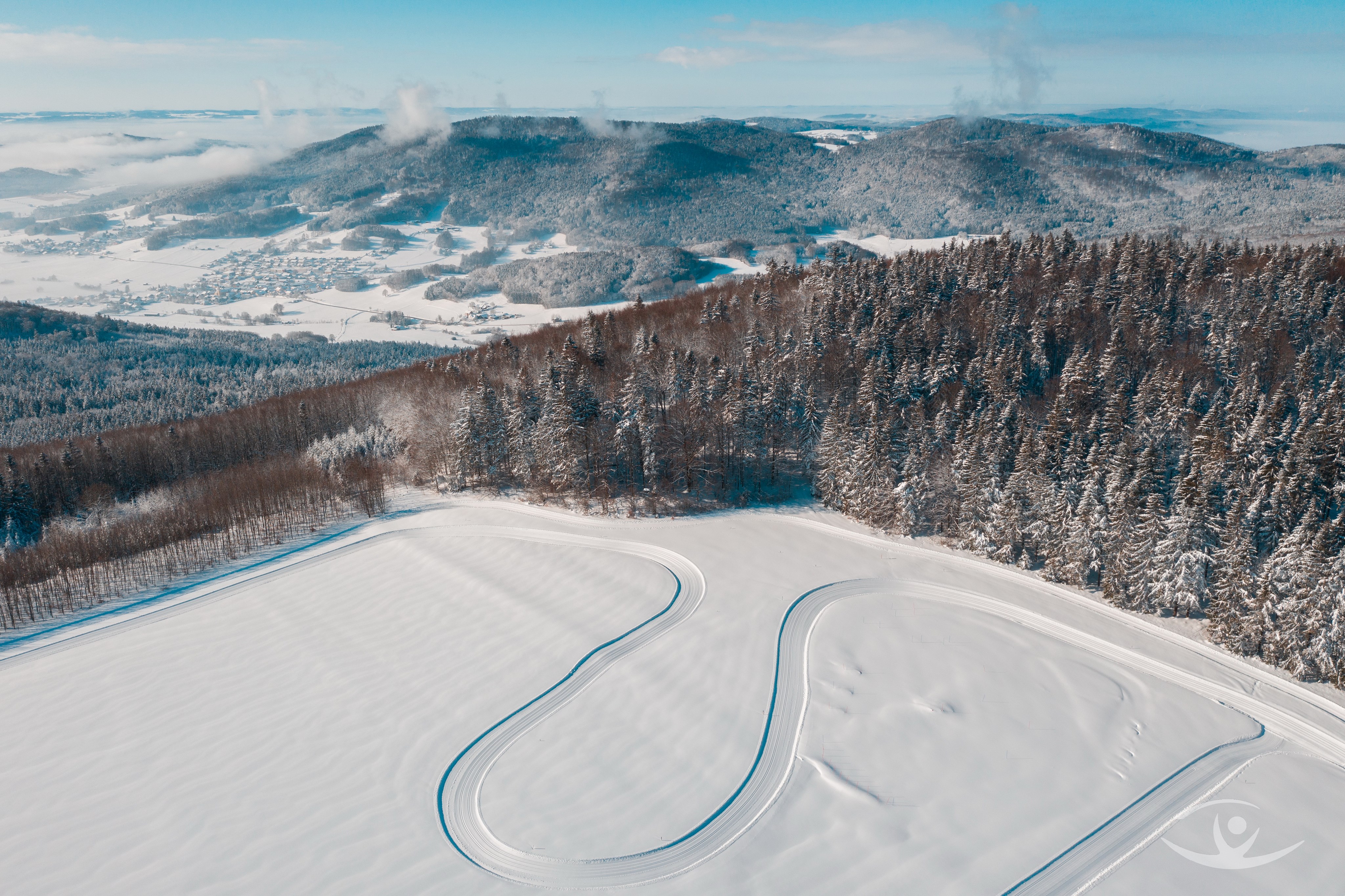 Luftbild einer Schneeloipe im Bayerischen Wald