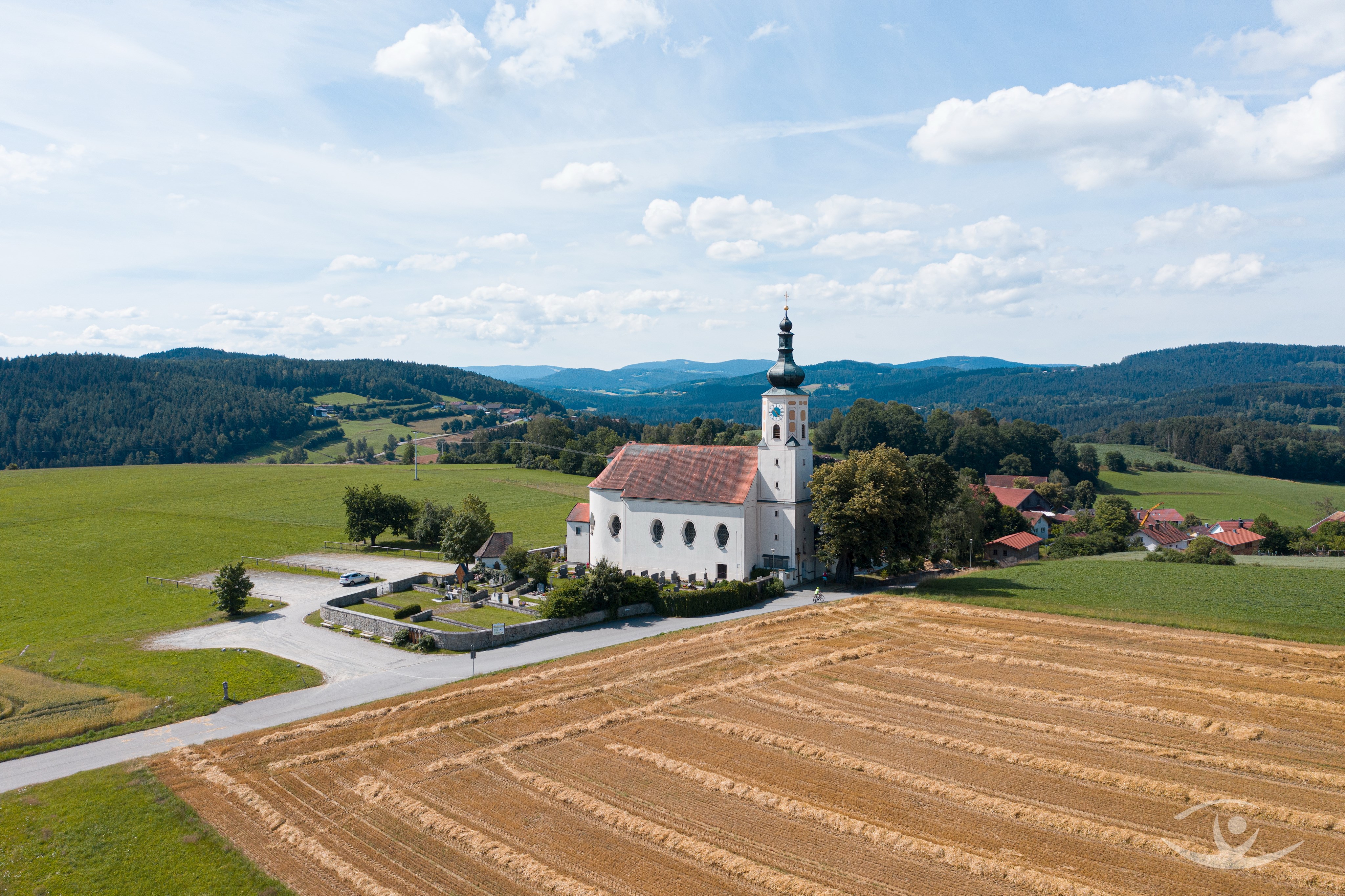 Luftbild der Wallfahrtskirche Mariä Himmelfahrt Weißenregen