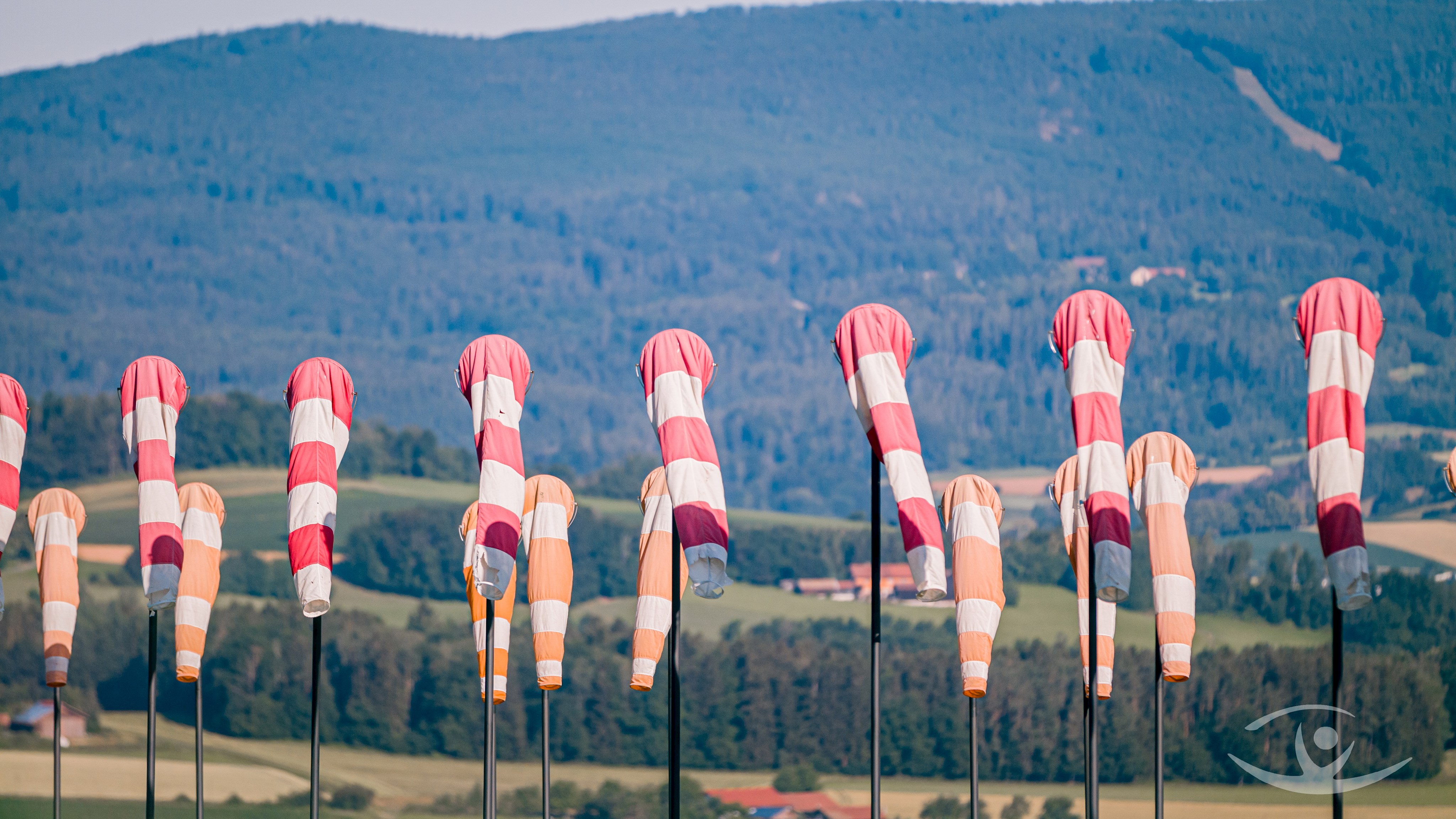 2 Reihen Windhosen symbolisieren das Miteinander von Ost und West